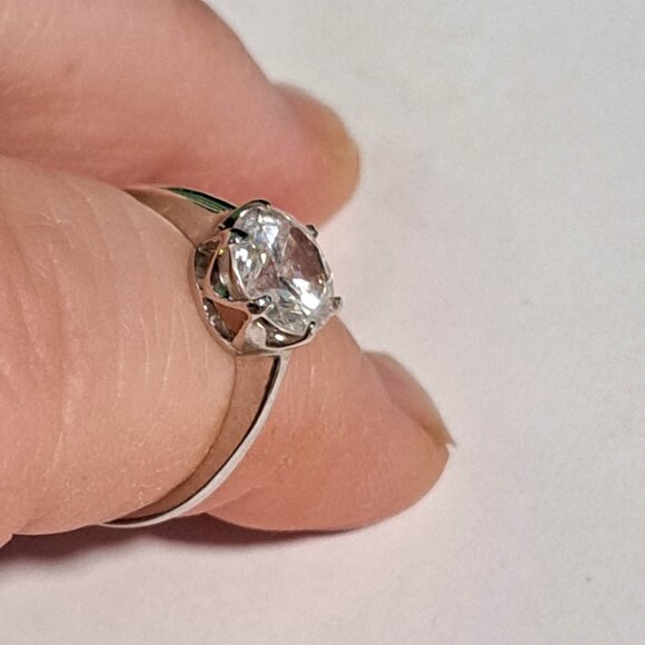 silver chrome color ring with diamond looking stone - Picture 2 of 6